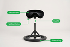 Ergonomisk sort saddelstol med labels, der viser højdejustering, gaslift og balancerende fod.