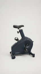 Mørkeblå OFFICEFIT kontorcykel med justerbart sæde og pedaler på en hvid baggrund.
